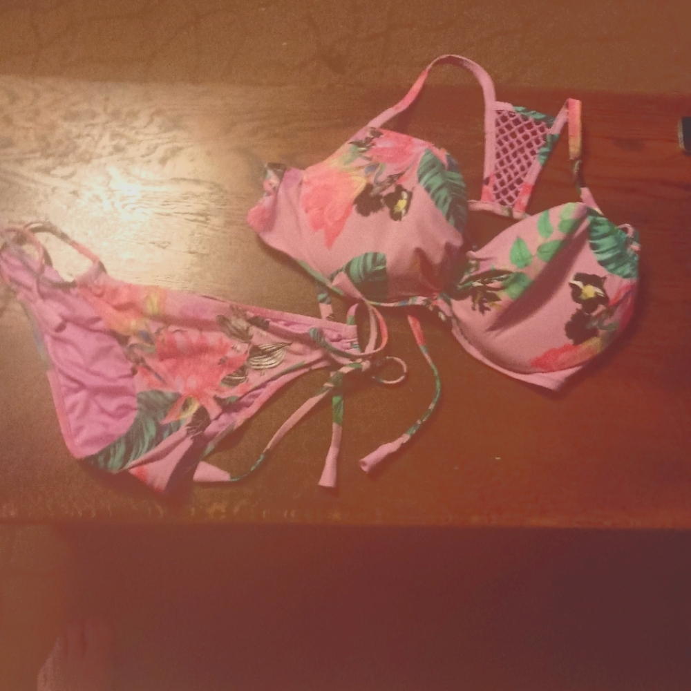 Shade & Shore Pink Floral Bikini SWIMSUIT FLATTERING 34DD MEDIUM M MED $60